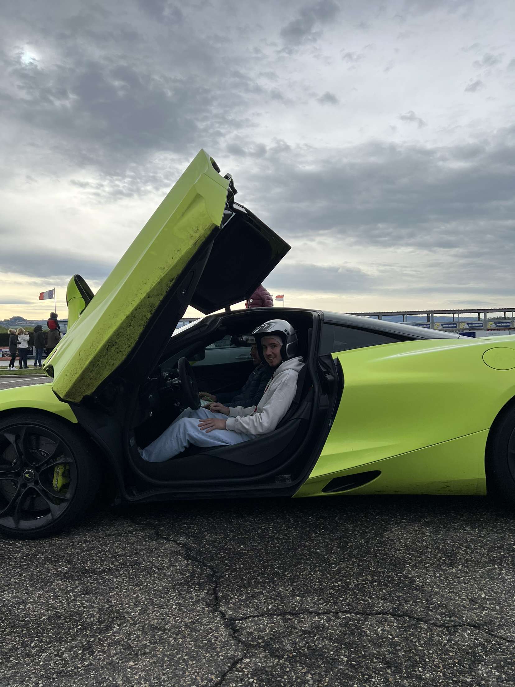 Hugo Fleury au volant d'une McLaren sur circuit